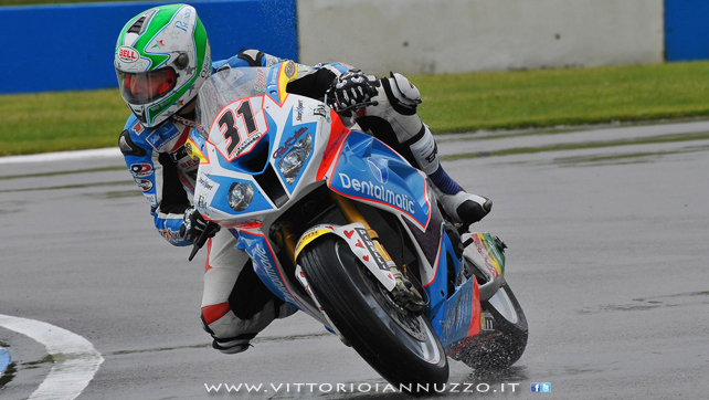 Vittorio_Iannuzzo_Grillini_Dentalmatic_SBK_BMW_S1000RR_Superbike_2013_Europa_Donington_Park_02